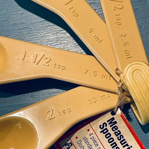 Vintage Plastic Measuring Spoons – 4 Piece Set (#98909) Cream Color - Picture 3 of 4